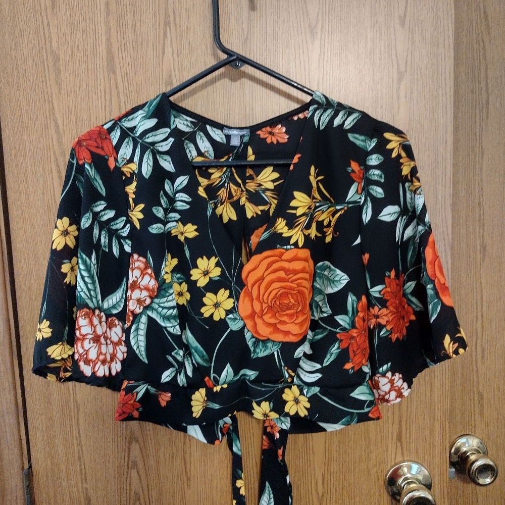 charlotte russe M 🖤 ♥️ Roses Bold V-neck Open back Midriff Bell Sleeve - Picture 3 of 11